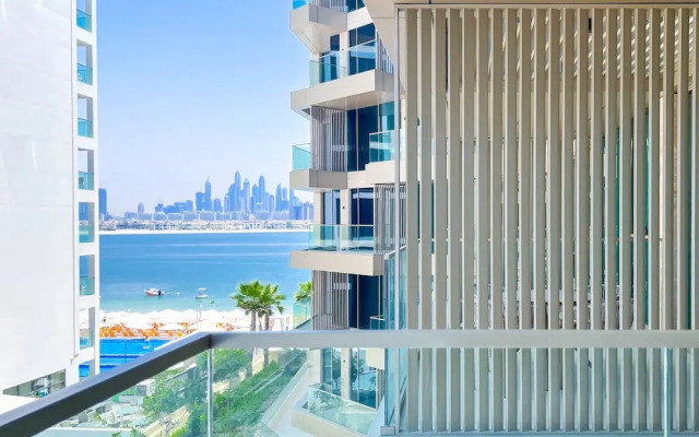 Luxury Beachfront 1BR on Palm Jumeirah & Balcony