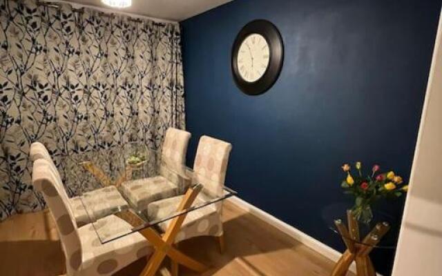 Delightful, central 3 bedroom house with garden.