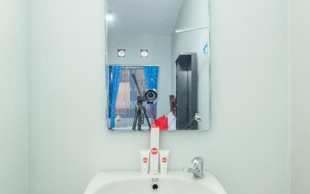 OYO 1398 Kawaluyaan Near RS AMC