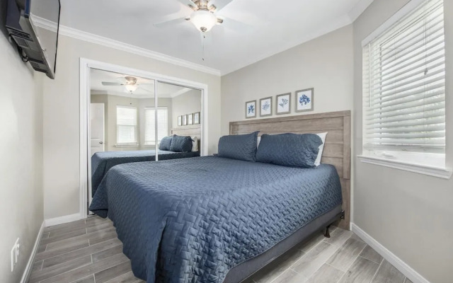 Seascape 1304 Studio Bedroom Condo by RedAwning