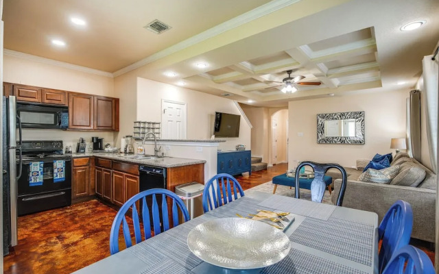 San Antonio Townhome ~ 2 Mi to Aquarium!
