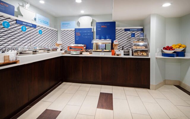 Holiday Inn Express & Suites Watsonville by IHG
