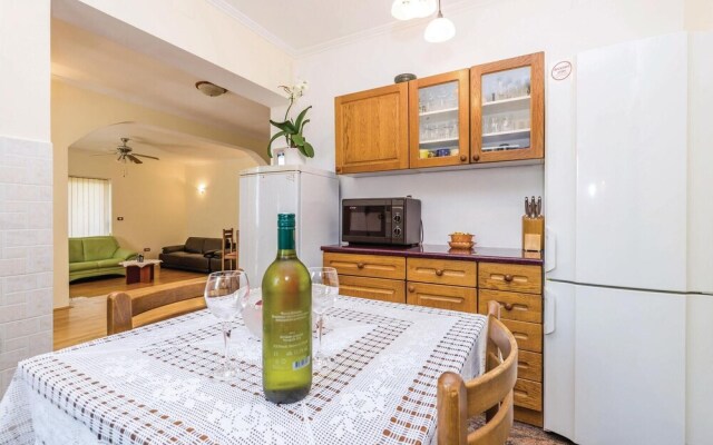 Amazing Home in Spincici With Wifi and 5 Bedrooms