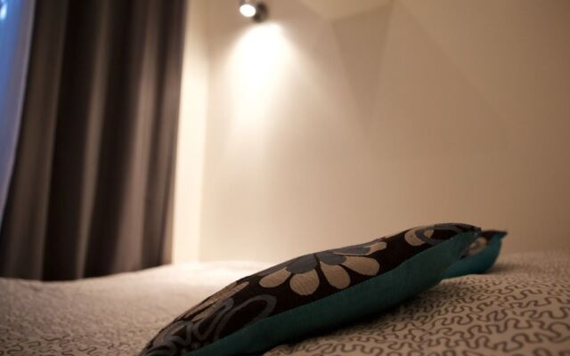 Montmartre Apartments Leo Ferre