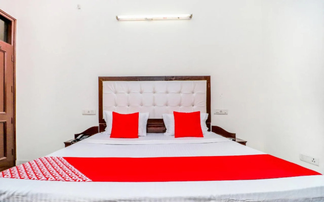 Preet Lodge Mohali by OYO Rooms