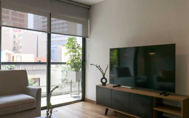 w Perfect 3BR With Balcony in Miraflores