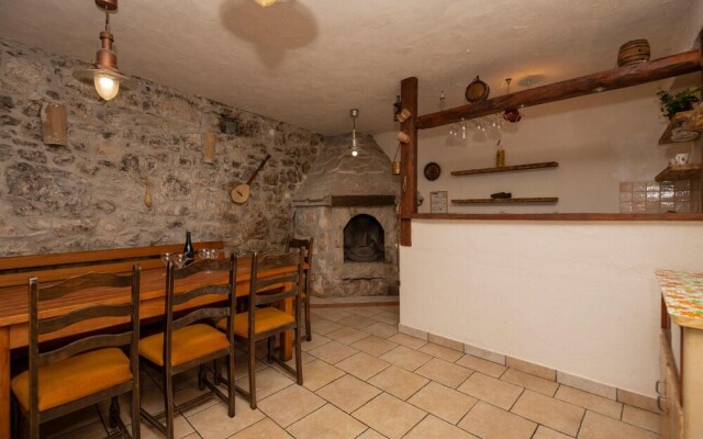 Awesome Home in Baska Voda With Wifi and 2 Bedrooms