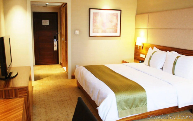 Holiday Inn Chongqing Guanyinqiao by IHG