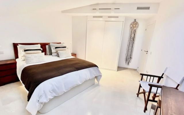 Luxury Apartment Overlooking Javea Bay and Mountains