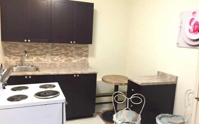 Admiral's Quay Motel & Suites