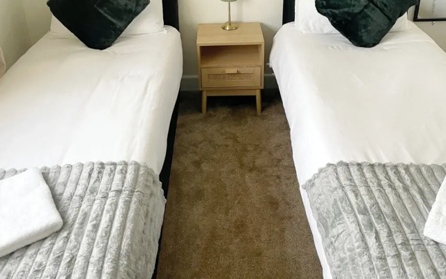 Business & Family Friendly 6 Bed - Free Parking