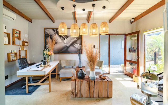 Rhino Ridge Safari Lodge