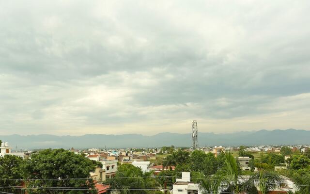 OYO 8785 Hotel Queen's Pearl