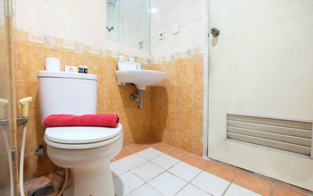 Modern 2Br at City Home Apartment with Sofa Bed Near Moi – Bathroom – Jakarta