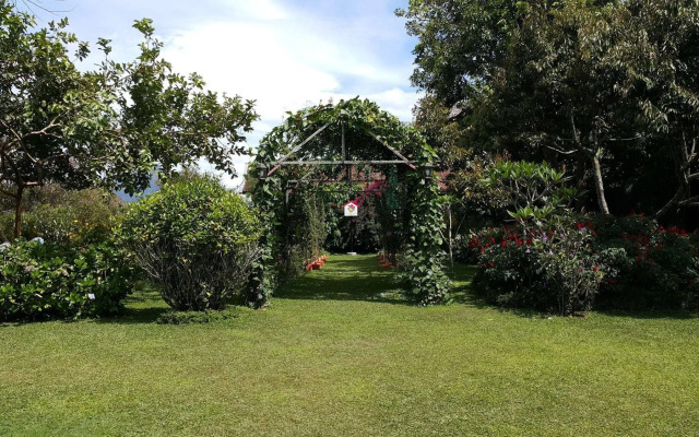 Vila Bunga Merah Gelatik