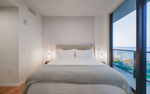 Amazing View Luxury Condo Near Bayside