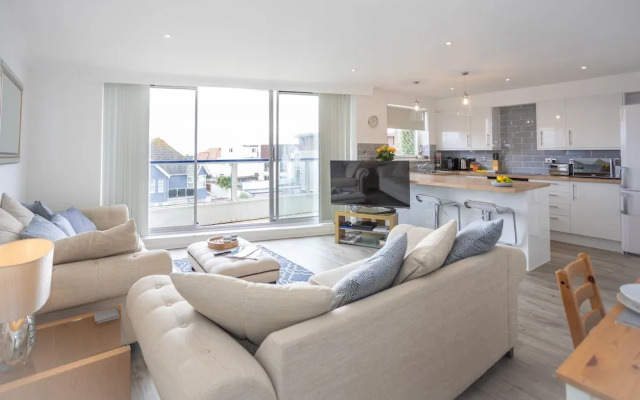 Stunning 2 bed Seaside Apartment With Sea Views