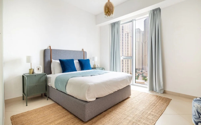 Modish & Vibrant 3BR Apartment in Marina