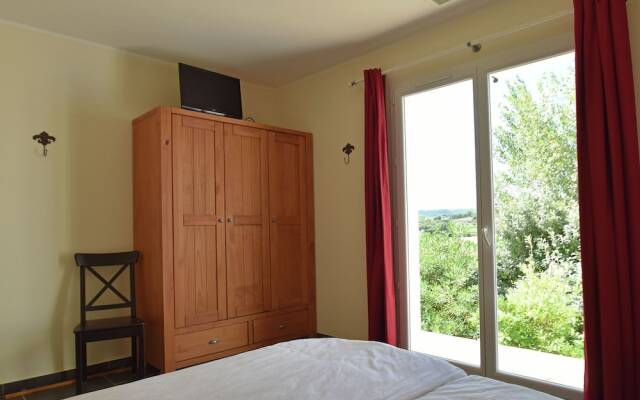 Charming Villa in Escales With Jacuzzi