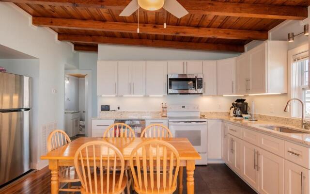 Chill'ax Inn by Oak Island Accommodations