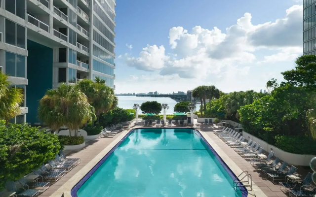 DoubleTree by Hilton Grand  Biscayne Bay