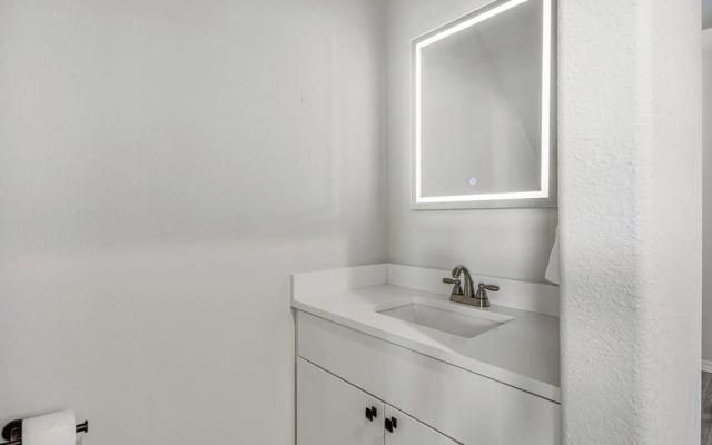 Pets Welcome: Newly Built Abode in Canyon!