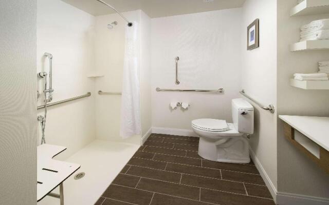 Hampton Inn & Suites Syracuse/Carrier Circle