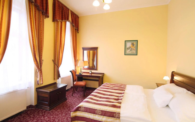 Ontario Hotel Garni