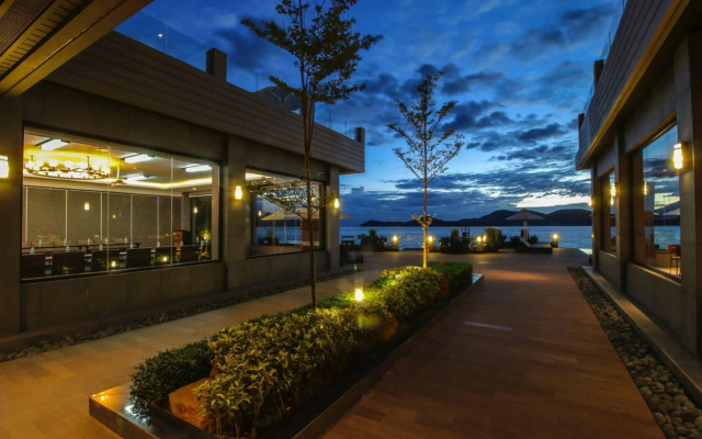 Two Seasons Coron Bayside Hotel