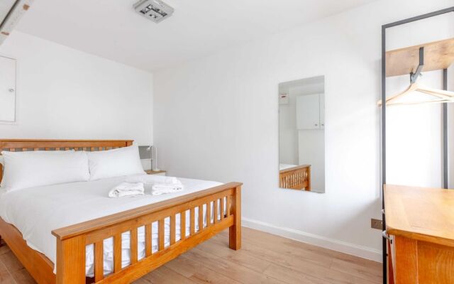 Spacious 4BD Home, Near Excel London!