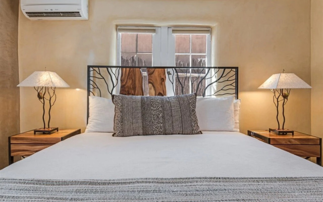 Paloma - Historic Adobe One Block To Canyon Road, Five Blocks To the Plaza, Gorgeous Furnishings, Fireplace, Hot Tub
