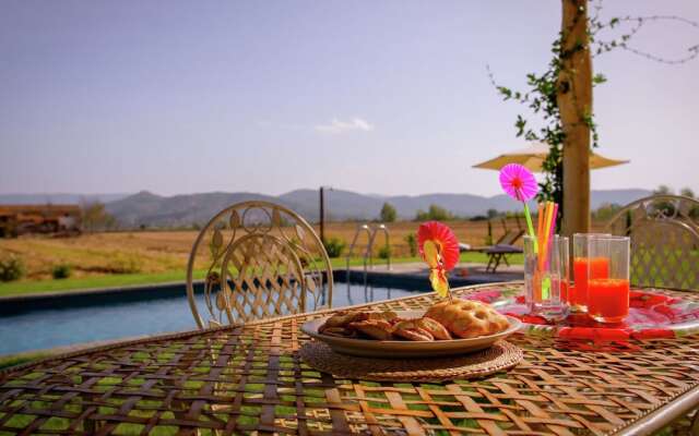 4 Person Villa with Private Swimming Pool & Garden in Lovely Surroundings near Cortona