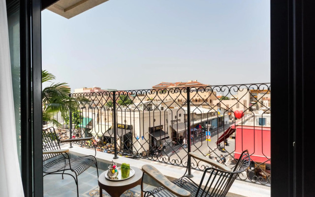 Walk to Beaches from an Arty New-Build Apartment