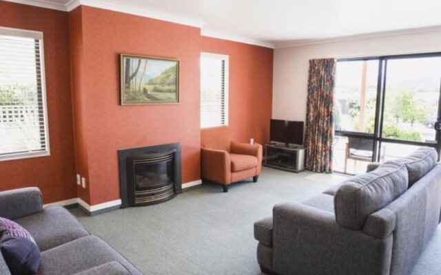 Apollo Lodge and Apartment