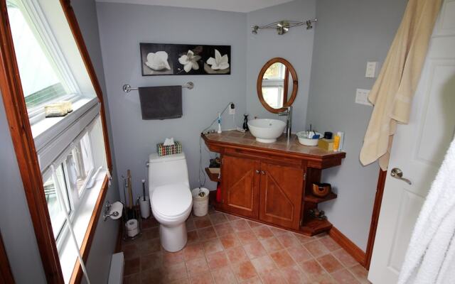 Duhamel Rock Cliff 3-Bedroom Waterfront Chalet