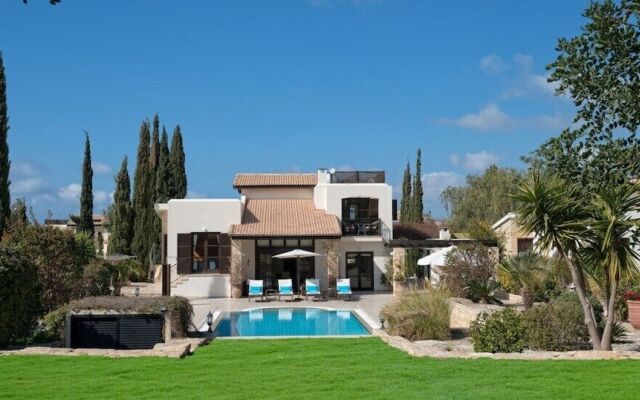 3 bedroom Villa Anassa 31 with private pool and golf course views, near resort village square on Aphrodite Hills Resort