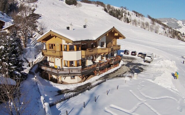Spacious Apartment on Slopes in Saalbach-hinterglemm