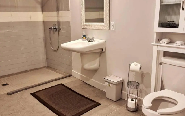 Cozy Spacious 1-BDR Studio #8. FREE Parking