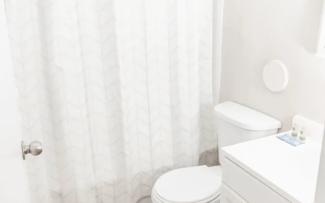Convenient Apt W/shopping, Dining & Freeways