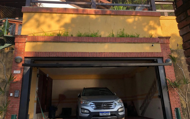 Mansão na costa com vista para o mar