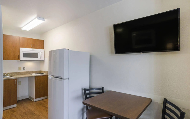 HomeTowne Studios By Red Roof Denver - Glendale/ Cherry Creek