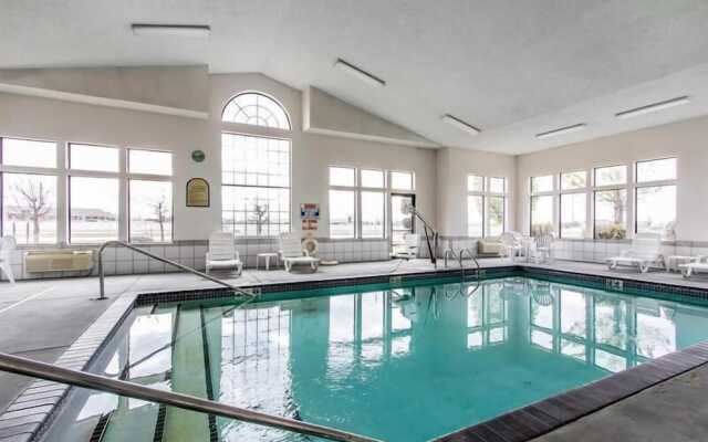 Econo Lodge Inn & Suites