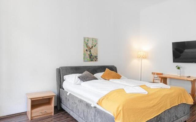 Vivid King Bed Apt - 12 minutes from City Center