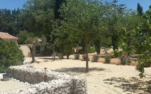 Sun-kissed Villa in Carpentras With Swimming Pool