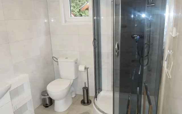 House by the Lake in Wiselka