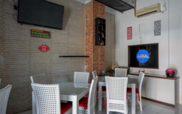 RedDoorz Plus near Ciputra Mall Simpang Lima 2