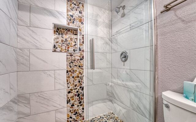 2BR Sleeps 6 Pool BBQ Gym Hot Tub & Bar Hopping!