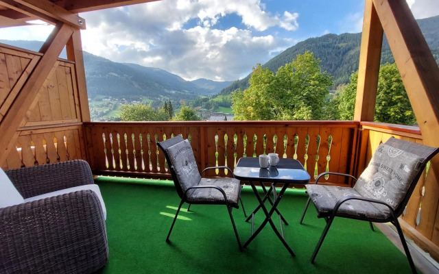ALPENFLAIR - charming ski-to-door apartment