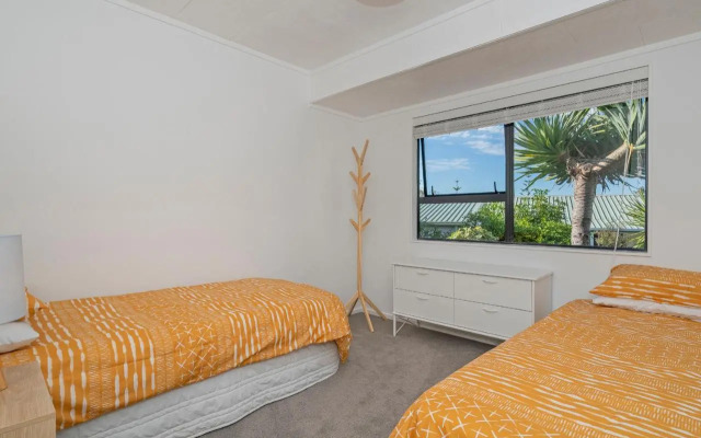 Manuka Bach - Matarangi Holiday Home