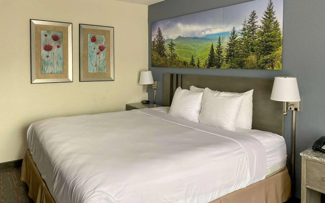 Clarion Pointe - Greensboro Coliseum Area